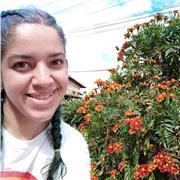 Profesora de diversas áreas imparte clases a niños desde primera infancia hasta quinto de primaria, en diversas áreas del saber